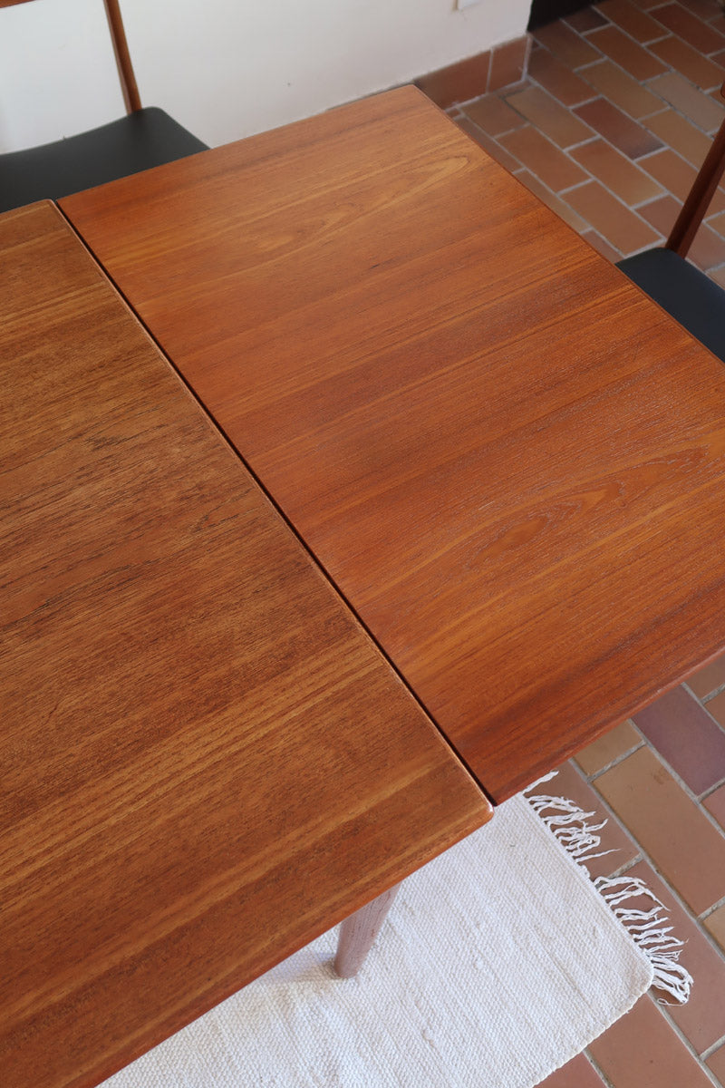 Table à manger scandinave extensible en teck années 60, allonges papillon, pieds fuseau, jusqu'à 10 couverts