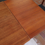 Table à manger scandinave extensible en teck années 60, allonges papillon, pieds fuseau, jusqu'à 10 couverts