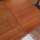 Table à manger scandinave extensible en teck années 60, allonges papillon, pieds fuseau, jusqu'à 10 couverts