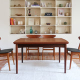 Table à manger scandinave extensible en teck, design danois des années 60, en très bon état.