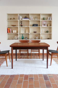 Table à manger scandinave extensible en teck, design danois des années 60, en très bon état.