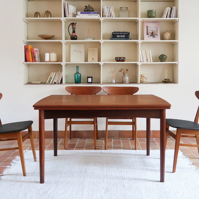 Table à manger scandinave extensible en teck, design danois des années 60, en très bon état.