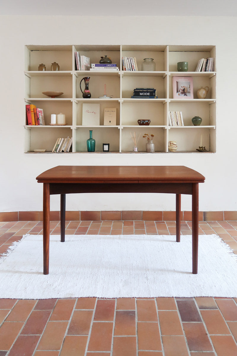 Table à manger scandinave extensible en teck, design danois des années 60, en très bon état.