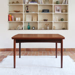 Table à manger scandinave extensible en teck, design danois des années 60, en très bon état.