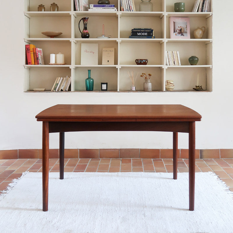 Table à manger scandinave extensible en teck, design danois des années 60, en très bon état.