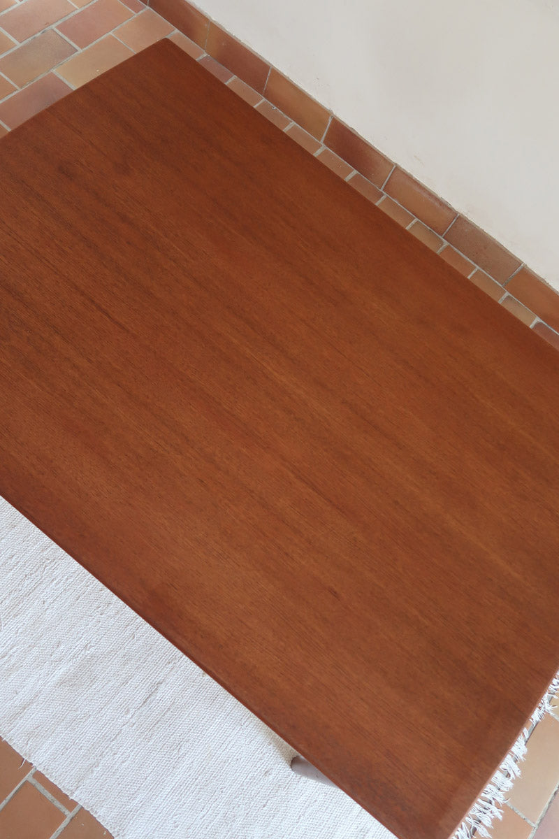 Table à manger scandinave extensible en teck, design danois des années 60, en très bon état.