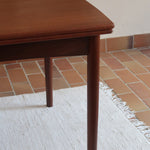 Table à manger scandinave extensible en teck, design danois des années 60, en très bon état.