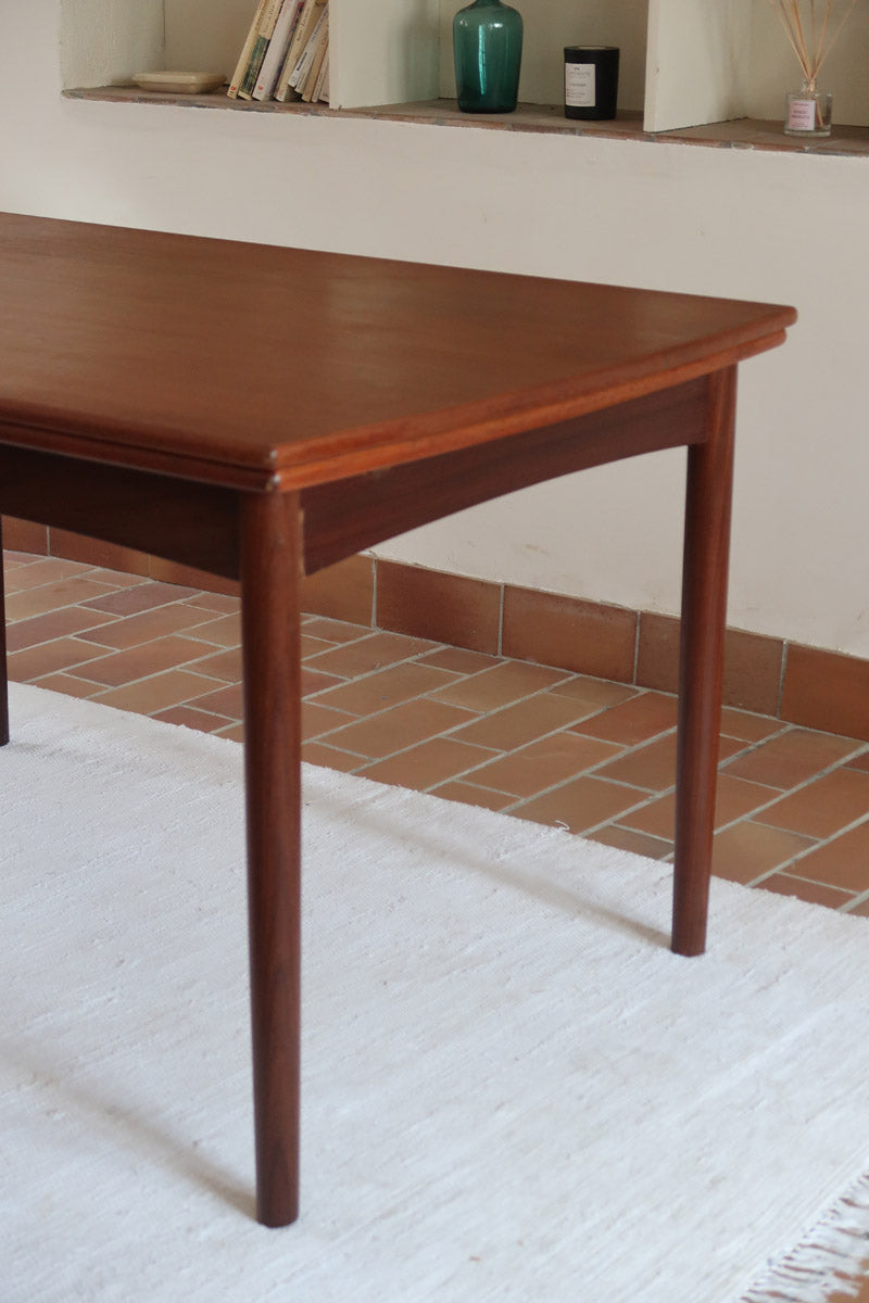 Table à manger scandinave extensible en teck, design danois des années 60, en très bon état.