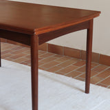Table à manger scandinave extensible en teck, design danois des années 60, en très bon état.