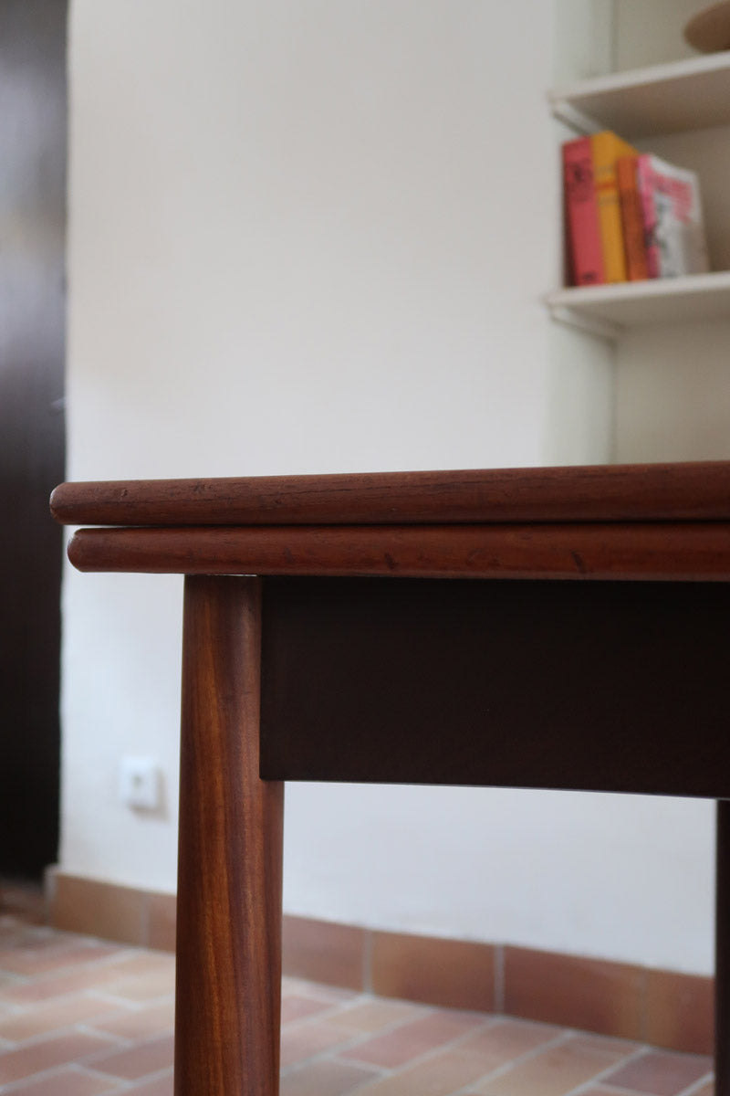 Table à manger scandinave extensible en teck, design danois des années 60, en très bon état.