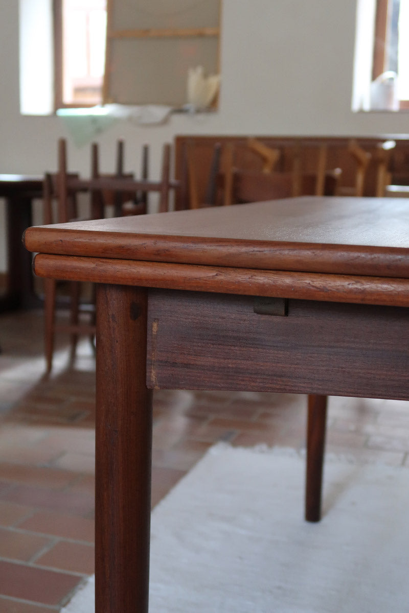 Table à manger scandinave extensible en teck, design danois des années 60, en très bon état.