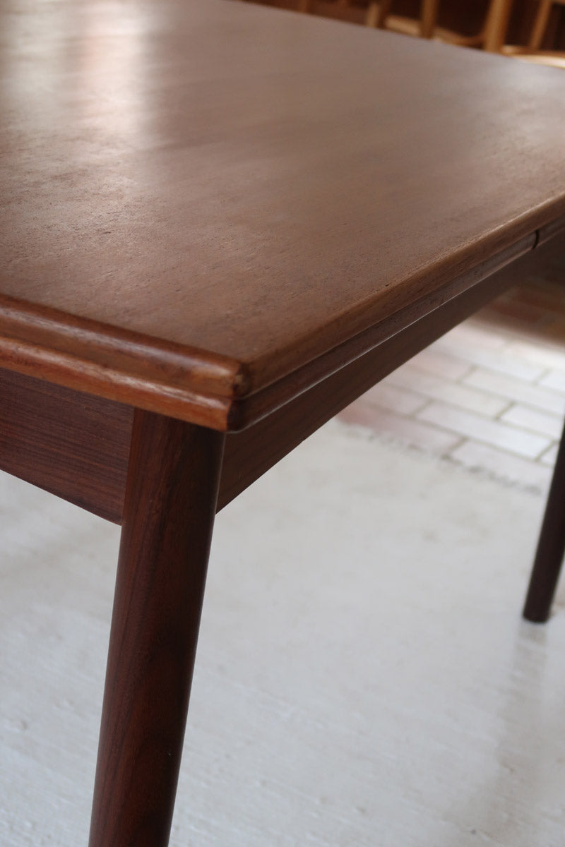 Table à manger scandinave extensible en teck, design danois des années 60, en très bon état.