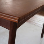 Table à manger scandinave extensible en teck, design danois des années 60, en très bon état.