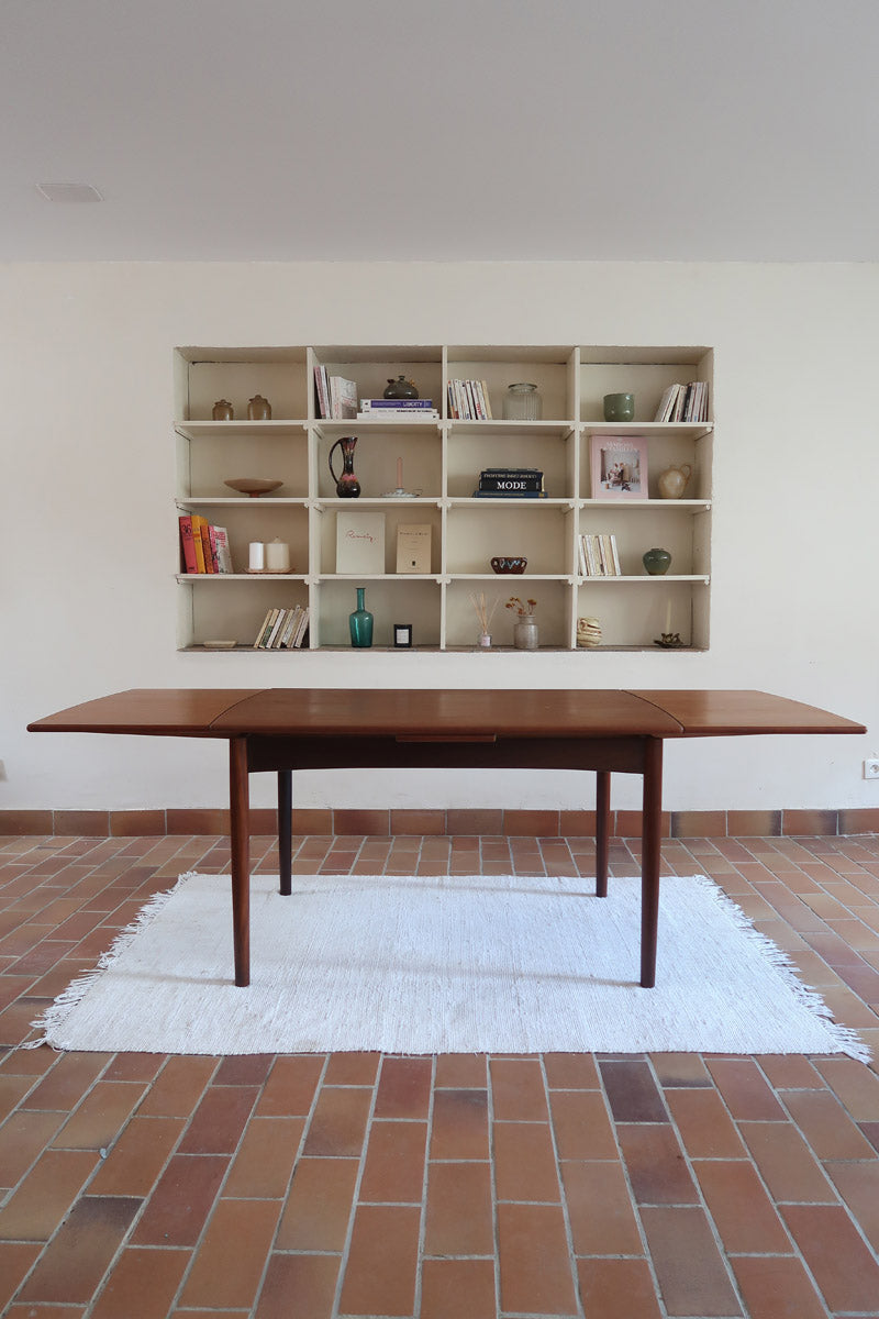 Table à manger scandinave extensible en teck, design danois des années 60, en très bon état.