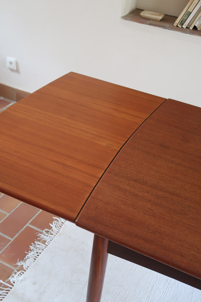 Table à manger scandinave extensible en teck, design danois des années 60, en très bon état.