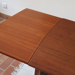 Table à manger scandinave extensible en teck, design danois des années 60, en très bon état.