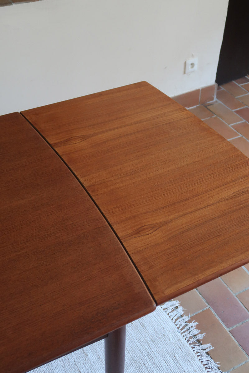 Table à manger scandinave extensible en teck, design danois des années 60, en très bon état.