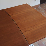 Table à manger scandinave extensible en teck, design danois des années 60, en très bon état.