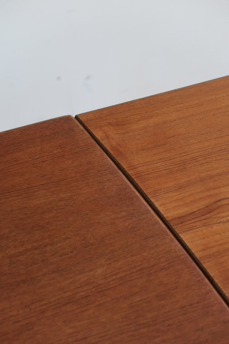 Table à manger scandinave extensible en teck, design danois des années 60, en très bon état.