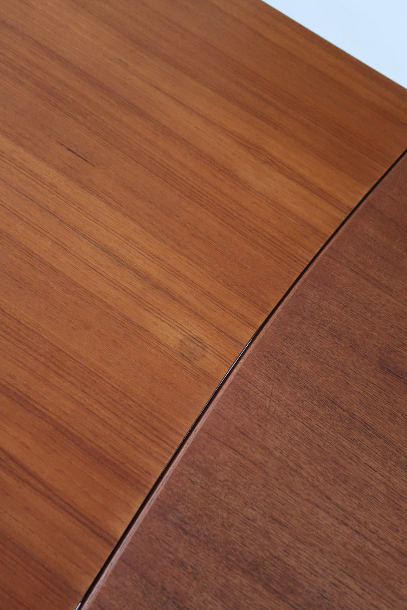 Table à manger scandinave extensible en teck, design danois des années 60, en très bon état.