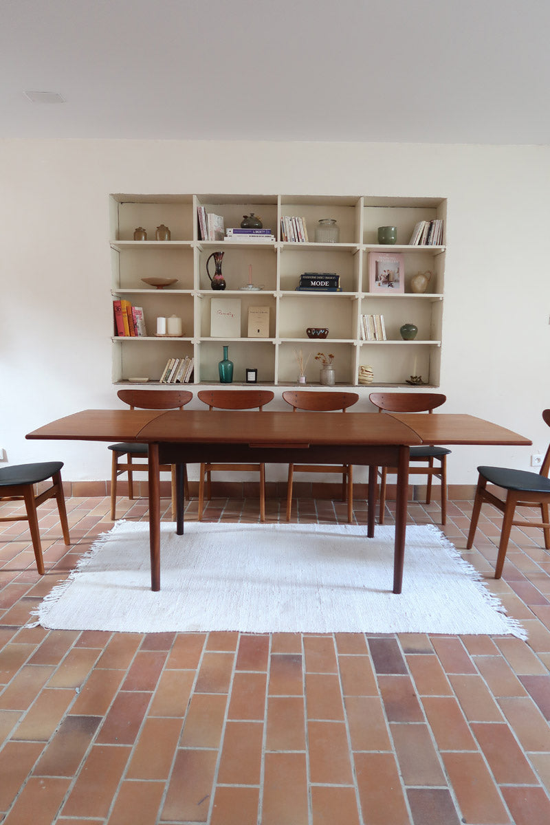 Table à manger scandinave extensible en teck, design danois des années 60, en très bon état.