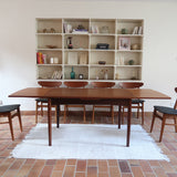 Table à manger scandinave extensible en teck, design danois des années 60, en très bon état.