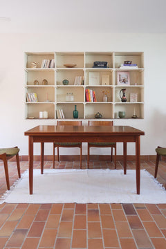 Table scandinave vintage en teck, années 60, extensible avec rallonge intégrée, pieds fuselés, quelques micro-rayures et pocs discrets visibles sur le plateau.
