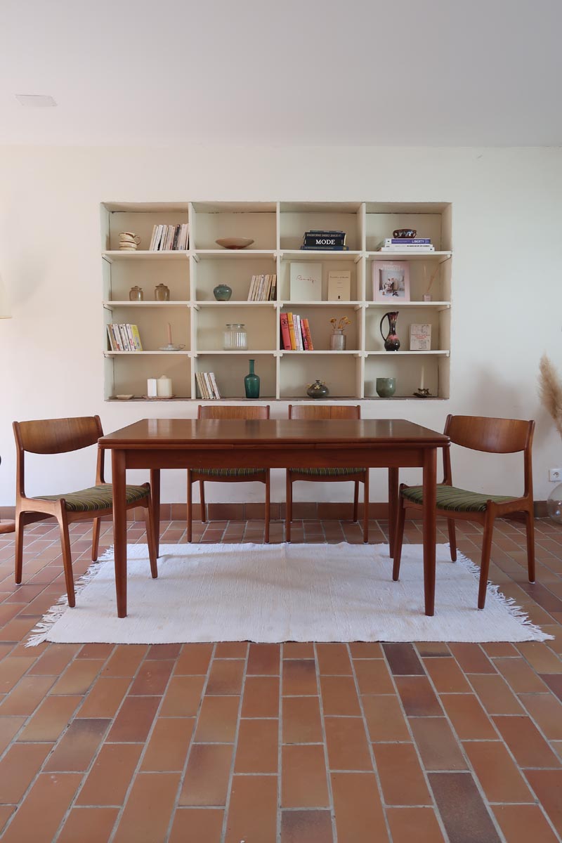 Table scandinave vintage en teck, années 60, extensible avec rallonge intégrée, pieds fuselés, quelques micro-rayures et pocs discrets visibles sur le plateau.
