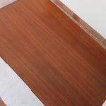 Table scandinave vintage en teck, années 60, extensible avec rallonge intégrée, pieds fuselés, quelques micro-rayures et pocs discrets visibles sur le plateau.