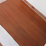 Table scandinave vintage en teck, années 60, extensible avec rallonge intégrée, pieds fuselés, quelques micro-rayures et pocs discrets visibles sur le plateau.