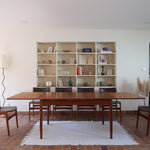 Table scandinave vintage en teck, années 60, extensible avec rallonge intégrée, pieds fuselés, quelques micro-rayures et pocs discrets visibles sur le plateau.