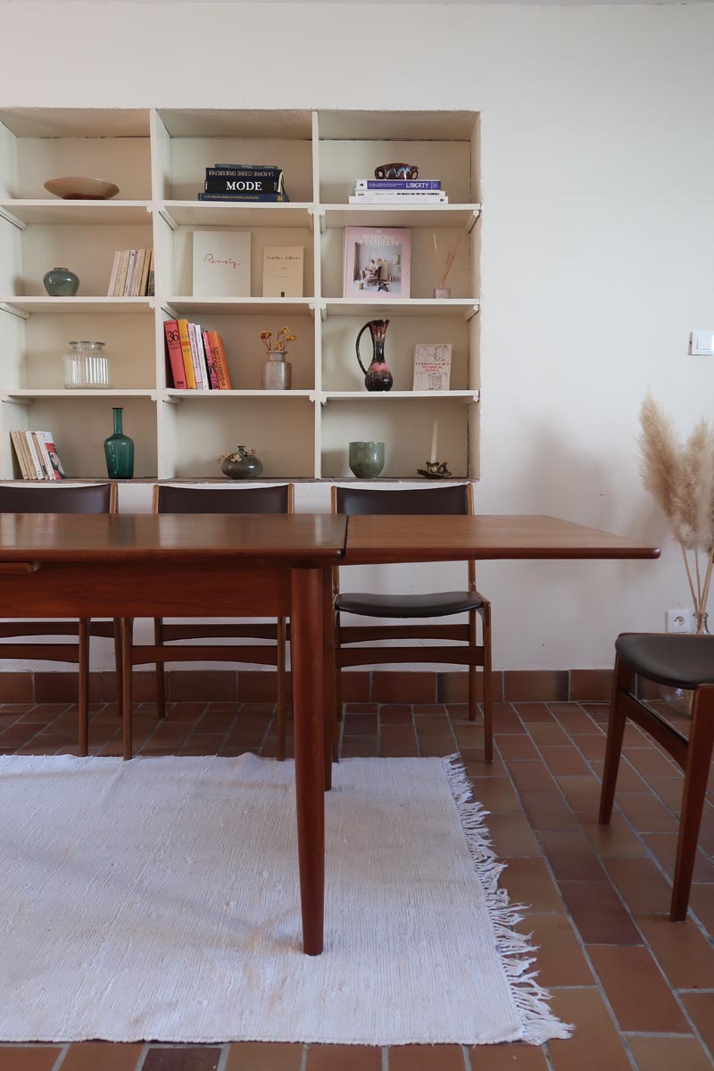 Table scandinave vintage en teck, années 60, extensible avec rallonge intégrée, pieds fuselés, quelques micro-rayures et pocs discrets visibles sur le plateau.