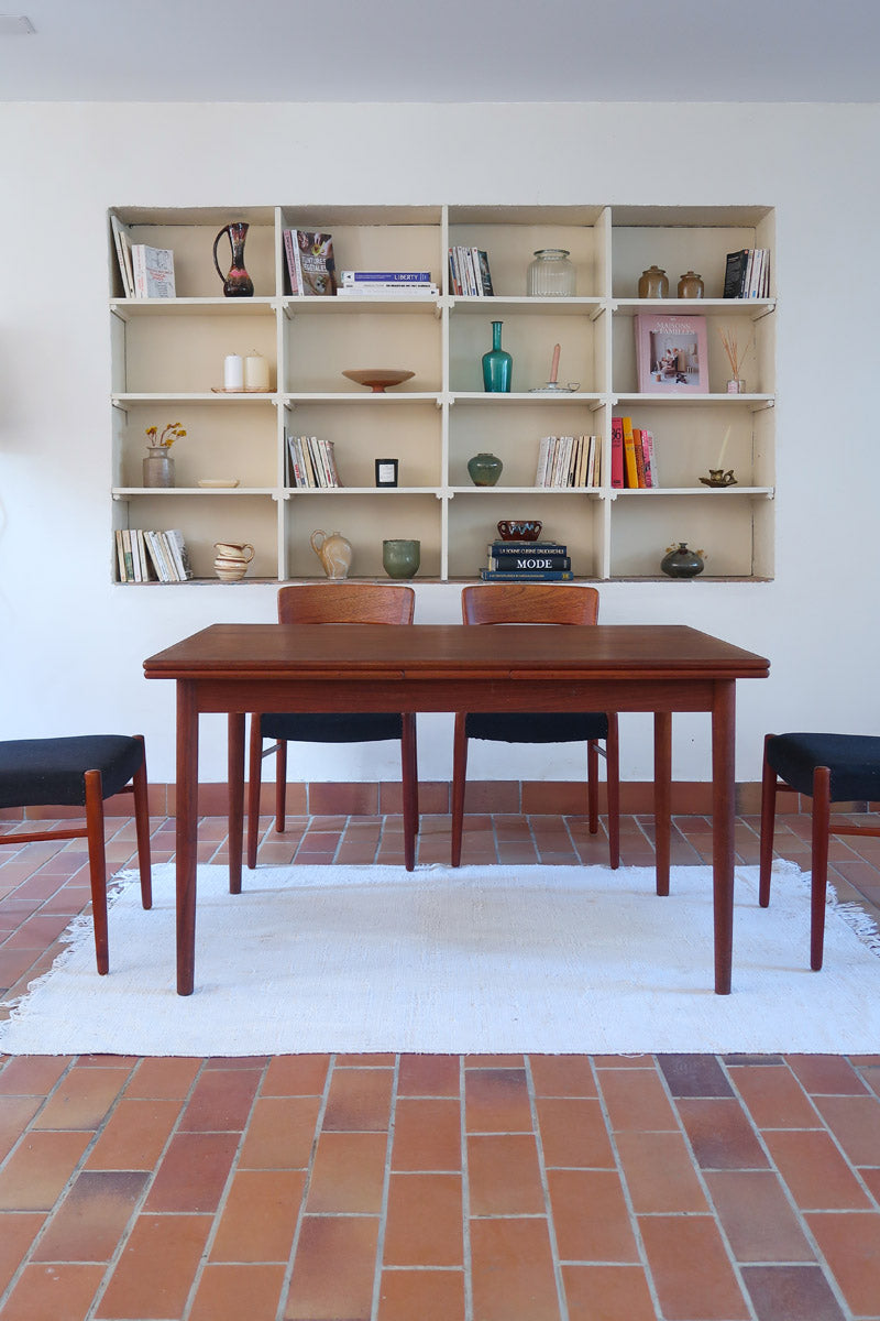 table à manger scandinave en teck massif extensible années 60 avec rallonges intégrées et piètement fuselé