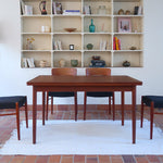 table à manger scandinave en teck massif extensible années 60 avec rallonges intégrées et piètement fuselé