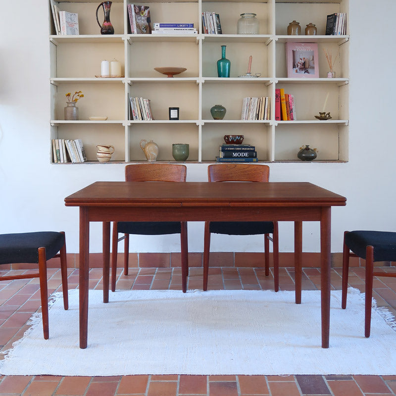 table à manger scandinave en teck massif extensible années 60 avec rallonges intégrées et piètement fuselé