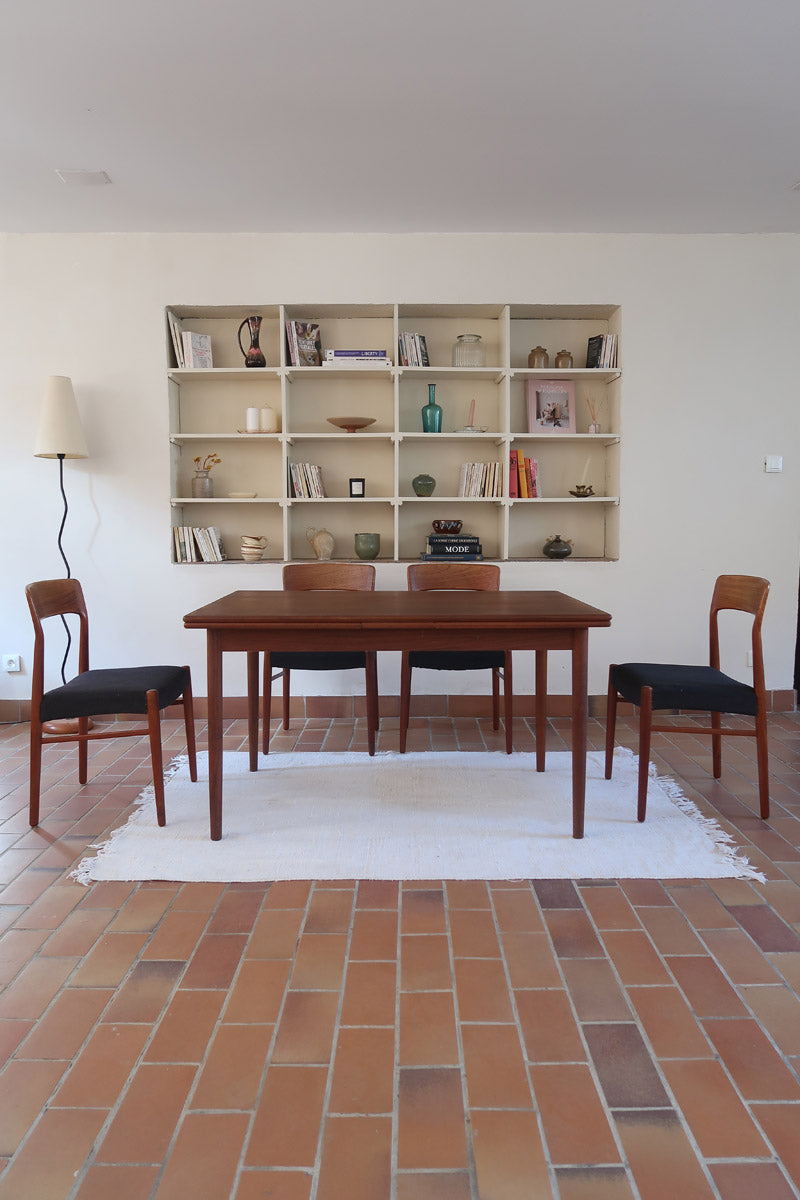 table à manger scandinave en teck massif extensible années 60 avec rallonges intégrées et piètement fuselé