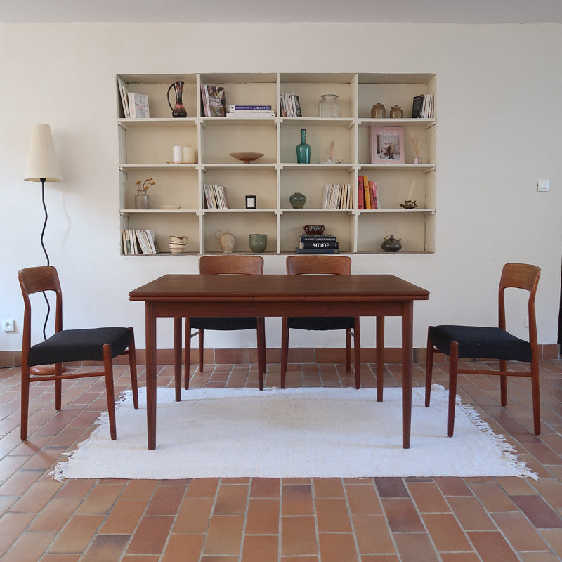 table à manger scandinave en teck massif extensible années 60 avec rallonges intégrées et piètement fuselé
