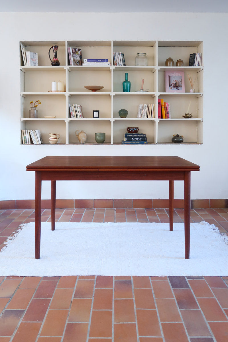 table à manger scandinave en teck massif extensible années 60 avec rallonges intégrées et piètement fuselé