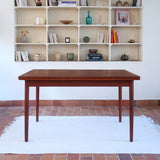 table à manger scandinave en teck massif extensible années 60 avec rallonges intégrées et piètement fuselé