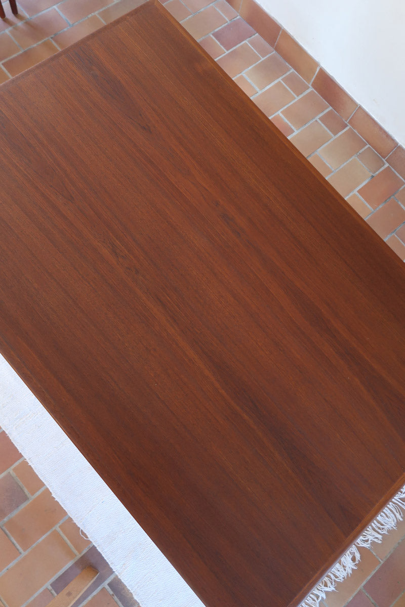 table à manger scandinave en teck massif extensible années 60 avec rallonges intégrées et piètement fuselé