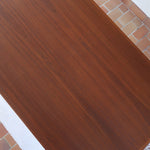 table à manger scandinave en teck massif extensible années 60 avec rallonges intégrées et piètement fuselé