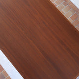 table à manger scandinave en teck massif extensible années 60 avec rallonges intégrées et piètement fuselé