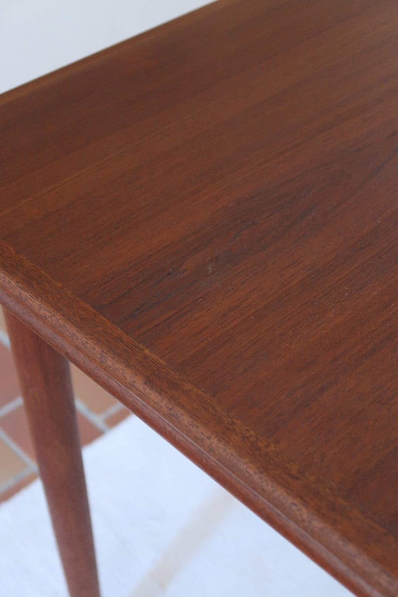 table à manger scandinave en teck massif extensible années 60 avec rallonges intégrées et piètement fuselé