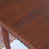 table à manger scandinave en teck massif extensible années 60 avec rallonges intégrées et piètement fuselé