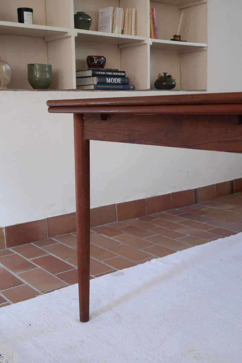 table à manger scandinave en teck massif extensible années 60 avec rallonges intégrées et piètement fuselé