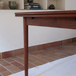 table à manger scandinave en teck massif extensible années 60 avec rallonges intégrées et piètement fuselé