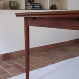 table à manger scandinave en teck massif extensible années 60 avec rallonges intégrées et piètement fuselé