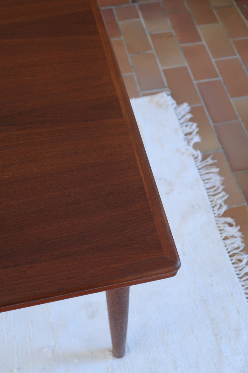 table à manger scandinave en teck massif extensible années 60 avec rallonges intégrées et piètement fuselé