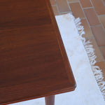 table à manger scandinave en teck massif extensible années 60 avec rallonges intégrées et piètement fuselé