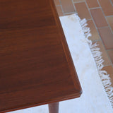 table à manger scandinave en teck massif extensible années 60 avec rallonges intégrées et piètement fuselé
